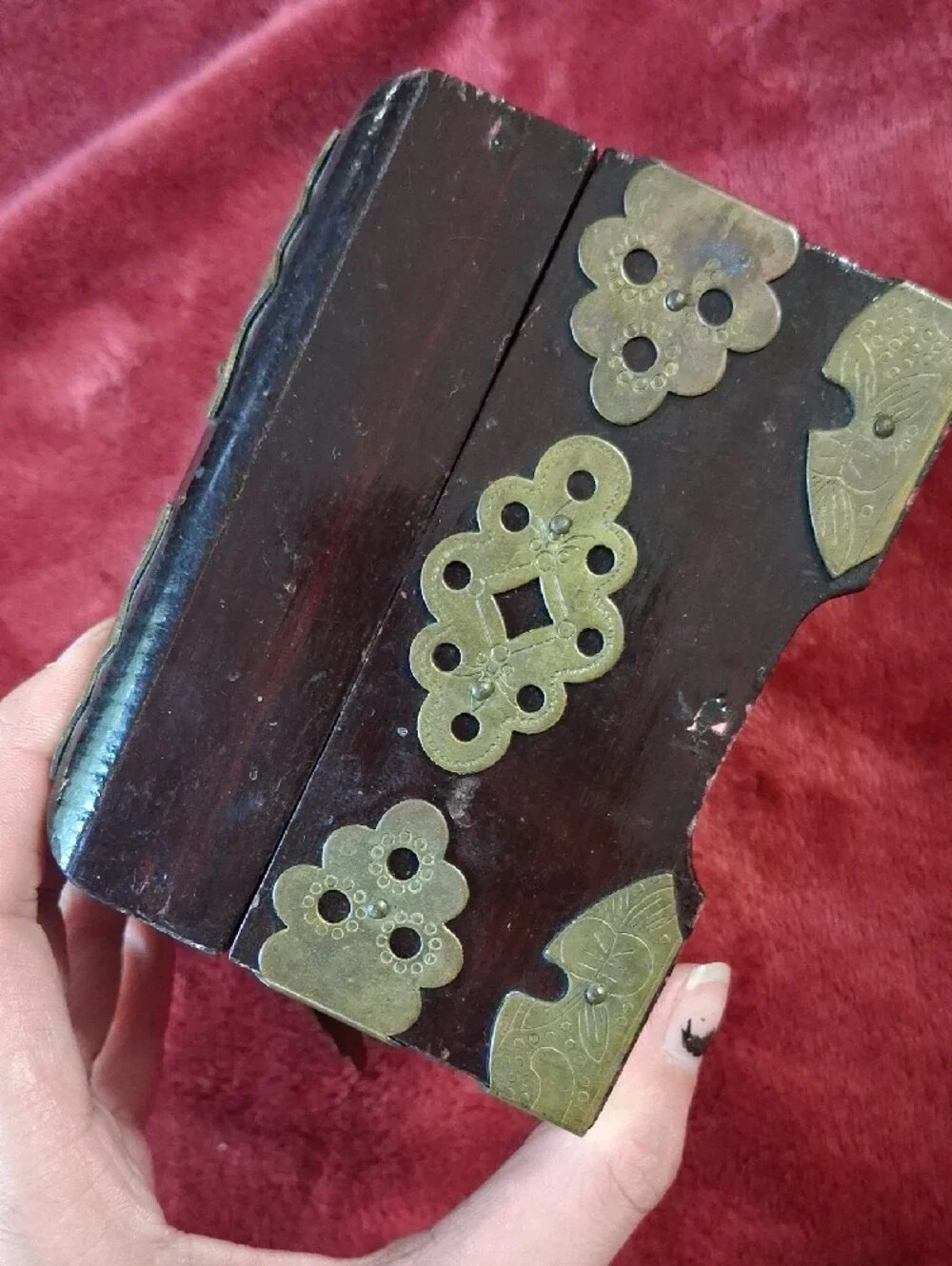 Vintage Hand-Painted Lacquer Jewelry Box with Brass Accents - Black & Gold
